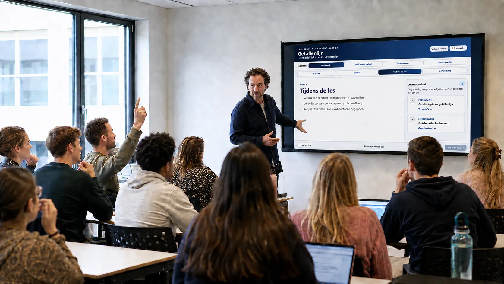 Docent geeft Rekendidaktiek met de StudieVitaal-lesmodus op het digibord.