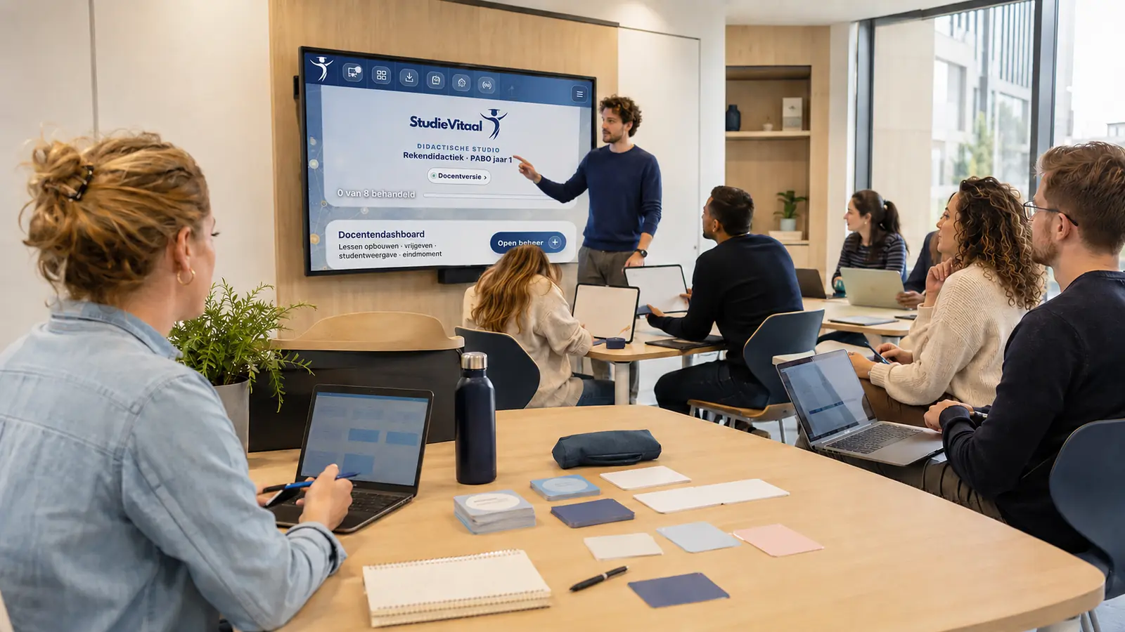 Docent toont StudieVitaal Studio tijdens een les Rekendidactiek aan hbo-studenten.